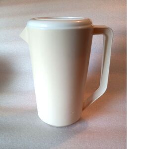 Vtg 1980s 90s 2 1/4-Quart Capacity Plastic Rubbermaid Pitcher Almond Beige Color